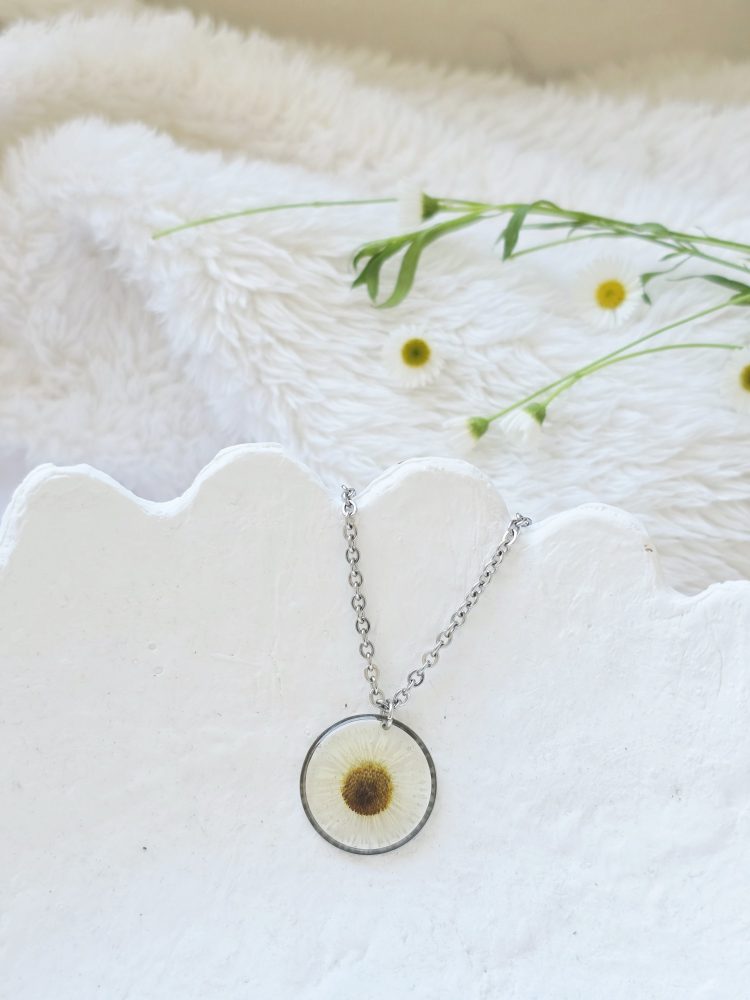 Daisy silver necklace
