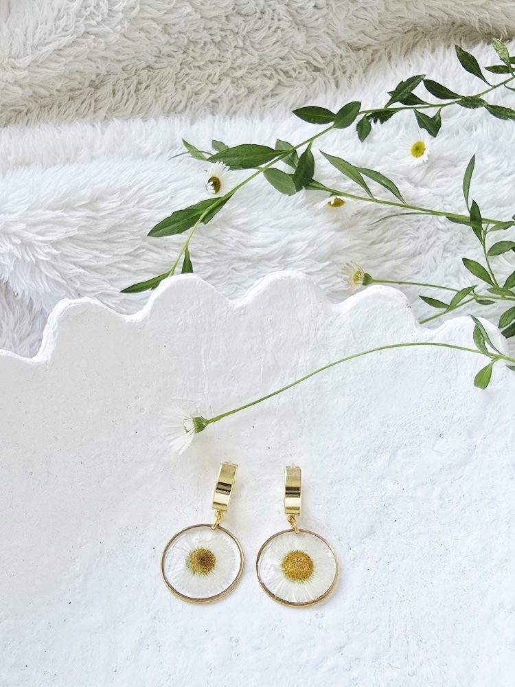 Daisy gold huggie earrings