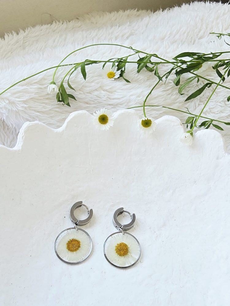 Daisy silver huggie earrings