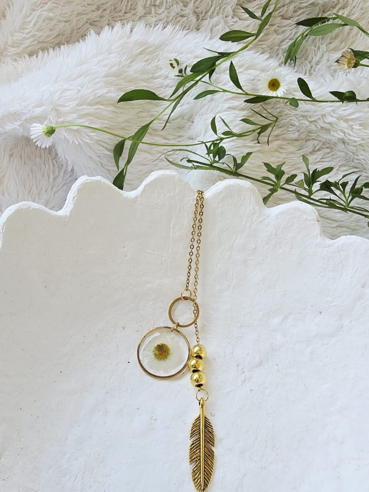 Daisy gold lariat